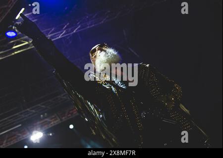 Eine Reihe von elektrisierenden Fotos von Judas Priest live, die den legendären Heavy Metal-Stil, die dramatische Beleuchtung und die intensive Performance-Energie hervorheben. Stockfoto