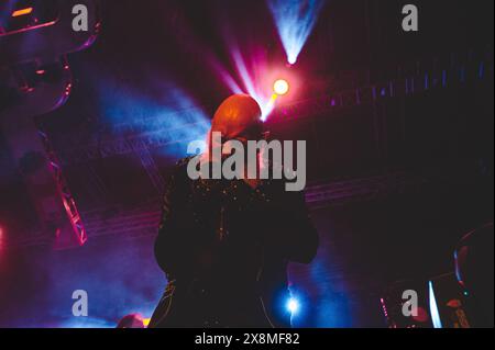 Eine Reihe von elektrisierenden Fotos von Judas Priest live, die den legendären Heavy Metal-Stil, die dramatische Beleuchtung und die intensive Performance-Energie hervorheben. Stockfoto