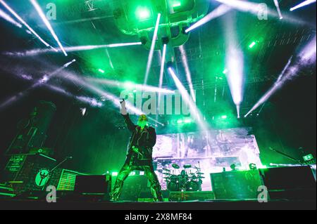 Eine Reihe von elektrisierenden Fotos von Judas Priest live, die den legendären Heavy Metal-Stil, die dramatische Beleuchtung und die intensive Performance-Energie hervorheben. Stockfoto