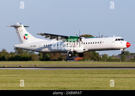 Ein DAT Danish Air Transport ATR 72-600 landet am Flughafen Kopenhagen Kastrup. DAT verkehrt auch von drei Flughäfen in Sizilien zu den kleinen Nachbarinseln Lampedusa und Pantelleria. Stockfoto