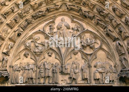 Frankreich Sens Kathedrale - Saint-Etienne de Sens - Tympanum des Lebens des Heiligen Stephan Stockfoto