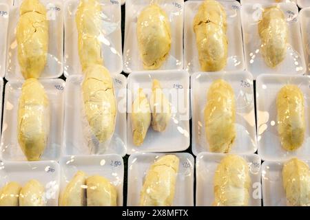 Stücke von cremigem Fruchtfleisch der exotischen Durianfrucht in Packungen auf einem Street Food Markt in Asien. Stockfoto