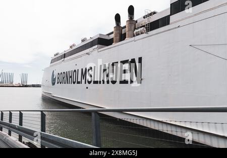 Die große und Hochgeschwindigkeitsfähre Bornholmslinjen verkehrt von der Stadt Ystad in Schweden zur Insel Bornholm, Ronne, 15. Mai 2024. Hochwertige Fotos Stockfoto