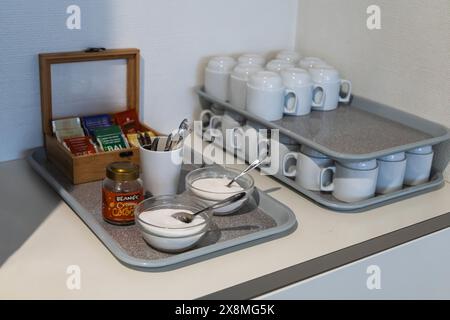 Saubere Gläser für Kaffee und Tee in der Küche oder einem Hotel oder Unternehmen. Dänemark - 24. Mai 2024 Stockfoto