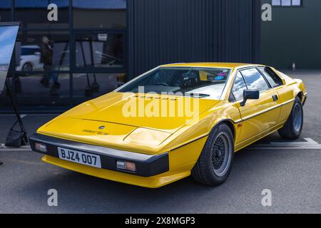 1982 Lotus Esprit, ausgestellt auf dem April Scramble im Bicester Heritage Centre am 21. April 2024. Stockfoto