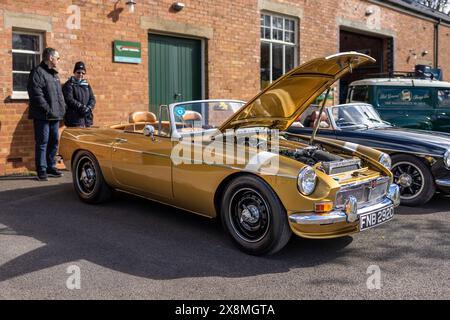 1965 MG Roadster, ausgestellt auf dem April Scramble im Bicester Heritage Centre am 21. April 2024. Stockfoto