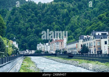 Ein Damm mit Hotels und Restaurants entlang des aktuellen Flusses. Touristen schlendern an einem sonnigen Tag entlang des Flusses, mit Platz zum Kopieren. Hochwertige Fotos Stockfoto