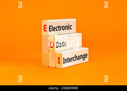 Symbol für elektronischen Datenaustausch EDI. Der elektronische Datenaustausch von Konzeptwörtern EDI auf Blöcken. Wunderschöner orangefarbener Hintergrund. Business und EDI Electro Stockfoto