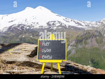 Symbol „AAR nach Aktion prüfen“. Konzeptworte AAR nach Aktionsrezension auf schöner gelber Tafel. Wunderschöner Berg Elbrus Hintergrund. Unternehmen A Stockfoto