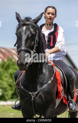 Osijek, Kroatien. Mai 2024. Frau sitzt auf einem Pferderücken und nimmt an der Prozession während der Veranstaltung „Straßen unseres Dorfes“ Teil, die vom Pferdezuchtverband „Baranjac“ am 26. Mai 2026 im Dorf Jagodnjak in der Nähe von Osijek, Kroatien, organisiert wurde. Foto: Davor Javorovic/PIXSELL Credit: Pixsell/Alamy Live News Stockfoto