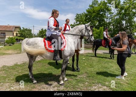 Osijek, Kroatien. Mai 2024. Frauen sitzen auf einem Pferderücken an der Prozession während der Veranstaltung „Straßen unseres Dorfes“, die vom Pferdezuchtverband „Baranjac“ am 26. Mai 2026 im Dorf Jagodnjak in der Nähe von Osijek in Kroatien organisiert wurde. Foto: Davor Javorovic/PIXSELL Credit: Pixsell/Alamy Live News Stockfoto