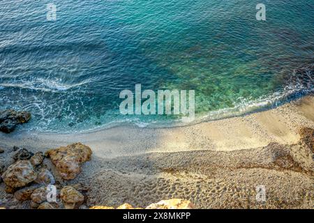 Blick von oben auf den Strand von Cala Blanca auf den Regionalpark Puntas de Calnegre in der Region Murcia, Spanien mit sanften Wellen und Felsen auf dem Sho Stockfoto