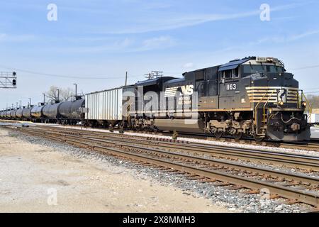 Franklin Park, Illinois, USA. Eine Lokomsotive der Norfolk Southern Railway führt einen Ethanolzug auf den Gleisen von Canadian Pacific Kansas City (CPKC). Stockfoto