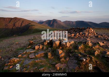 Blick auf den Sonnenuntergang vom Red Pike mit Blick auf High Stile, Pillar und Scafell Pike, Lake District, Großbritannien Stockfoto