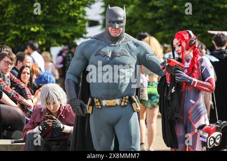 London, Großbritannien. Mai 2024. Batman durchstreift das Gelände. Die MCM Comic Con bei Excel London ist am letzten Tag beschäftigt. Cosplayer, Anime-, Comics-, Spiele- und Filmfans treffen sich ab dem 24-26. Mai zu diesem großen dreitägigen Event. Quelle: Imageplotter/Alamy Live News Stockfoto