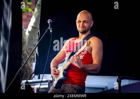 Warrington, Cheshire, Großbritannien. Mai 2024. Das Warrington Music Festival 2024, das auf dem alten Markt am Golden Square stattfand, beherbergte viele lokale Bands, darunter The Bemonts Credit: John Hopkins/Alamy Live News Stockfoto