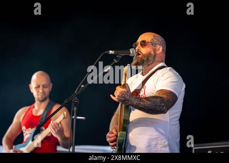 Warrington, Cheshire, Großbritannien. Mai 2024. Das Warrington Music Festival 2024, das auf dem alten Markt am Golden Square stattfand, beherbergte viele lokale Bands, darunter The Bemonts Credit: John Hopkins/Alamy Live News Stockfoto