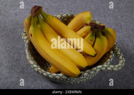 Kaliumreiche Lebensmittel, Avocados, Bananen und Tomaten. Gesunde Sommerkost in einem Leinenkorb!!! Stockfoto