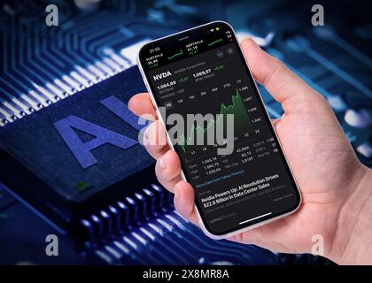 Antalya, Türkei - 26. Mai 2024: Die Aktienkurse von NVIDIA auf dem iPhone-Bildschirm und die KI mit dem nvidia-Logo auf dem Computerprozessor dahinter Stockfoto