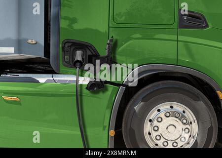Die Batterien des Elektrofahrzeugs werden von der Ladestation aus geladen. Konzept. Stockfoto