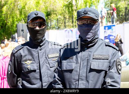 Samara, Russland - 25. Mai 2024: Zwei hochrangige russische Polizisten in schwarzer Uniform Stockfoto