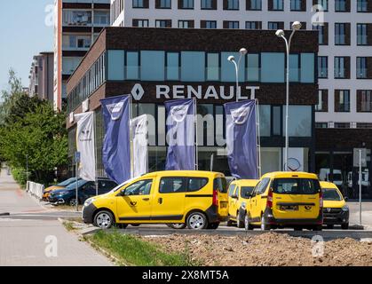 OSTRAVA, TSCHECHISCHE REPUBLIK - 5. MAI 2018: Renault-Dacia-Händler in Ostrava mit mehreren gelben Dacia Dokker-Wagen, die an Ceska Posta weitergeleitet werden können Stockfoto