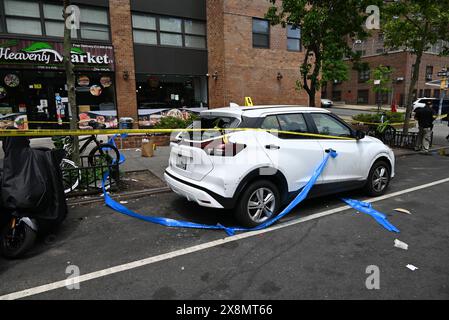 New York, USA. Mai 2024. Das Fahrzeug wurde am Tatort beschädigt, an dem ein 29-jähriger Mann in Manhattan tödlich erstochen wurde. Gegen 4:02 Uhr reagierten Polizeibeamte am Sonntagmorgen auf eine Person, die in der Nähe der 3rd Avenue und der East 97 Street in Manhattan, New York, erstochen wurde. Bei der Ankunft wurde den Polizeibeamten mitgeteilt, dass ein 29-jähriger Mann nach einem verbalen Streit mit einem 30-jährigen Mann in die Brust gestochen wurde. Das 29-jährige männliche Opfer wurde in das Krankenhaus gebracht, wo es für tot erklärt wurde. Quelle: SOPA Images Limited/Alamy Live News Stockfoto