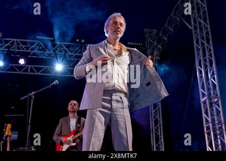 25. Mai 2024, Leeds, Vereinigtes Königreich: Britischer Sänger BAXTER DURY, der bei Live at Leeds in the Park 2024 auftritt (Bild: © Andy von Pip/ZUMA Press Wire) NUR ZUR REDAKTIONELLEN VERWENDUNG! Nicht für kommerzielle ZWECKE! Stockfoto