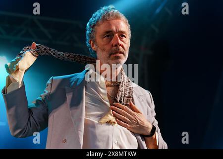 25. Mai 2024, Leeds, Vereinigtes Königreich: Britischer Sänger BAXTER DURY, der bei Live at Leeds in the Park 2024 auftritt (Bild: © Andy von Pip/ZUMA Press Wire) NUR ZUR REDAKTIONELLEN VERWENDUNG! Nicht für kommerzielle ZWECKE! Stockfoto