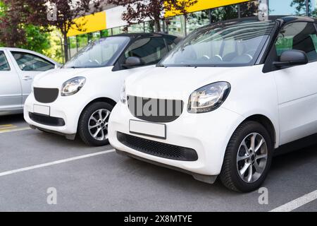 Weiße Mietwagen in Folge. Stockfoto