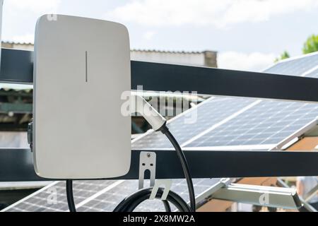 Ladestation für Elektrofahrzeuge, die Energie aus Solarpaneelen bezieht. Nahaufnahme. Stockfoto