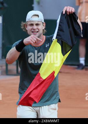 Paris, Frankreich. Mai 2024. Der belgische Zizou Bergs feiert, als er gerade das Spiel zwischen belgischen Bergs und chilenischen Tabilo in der ersten Runde der Männer beim Roland Garros French Open Tennis-Turnier in Paris, Frankreich, am Sonntag, den 26. Mai 2024 gewann. Das diesjährige Turnier findet vom 26. Mai bis zum 09. Juni statt. BELGA FOTO BENOIT DOPPAGNE Credit: Belga News Agency/Alamy Live News Stockfoto