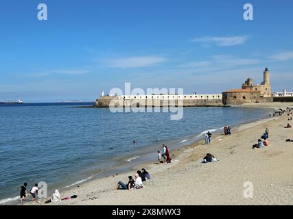 Familienspaß am Strand in Algier Stockfoto