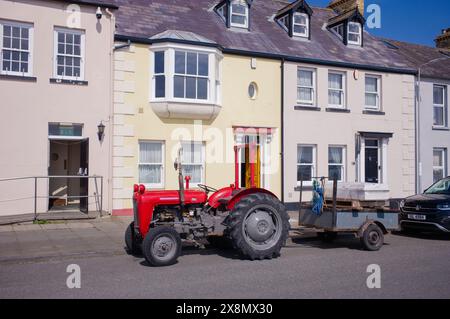 Der antike Massey Ferguson Traktor und Anhänger in Portaferry, Nordirland Stockfoto