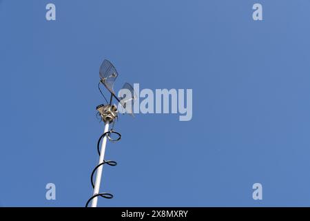 Mobiler Telekommunikationsturm auf einem Hintergrund des blauen Himmels Stockfoto