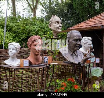 Bronzeskulptur Köpfe auf einer Messe Stockfoto