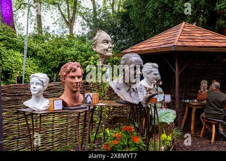 Bronzeskulptur Köpfe auf einer Messe Stockfoto