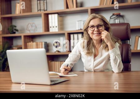 Psychologin, die mit dem Patienten über Online-Kommunikation auf dem Laptop interagiert Stockfoto