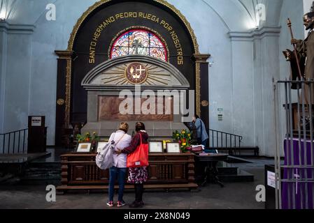 Verehrung am Grab von Hermano Pedro, Kirche und Kloster von San Francisco el Grande, eine Franziskanerkirche, die Anfang des 18. Jahrhunderts fertiggestellt wurde Stockfoto