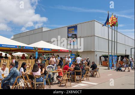 Viladecans, Barcelona, Spanien – 26. Mai 2024: Ein Tag auf der Messe Sant Isidro, wo die Gemeinde zusammenkommt, um zu feiern. Holztische sind gefüllt mit Stockfoto