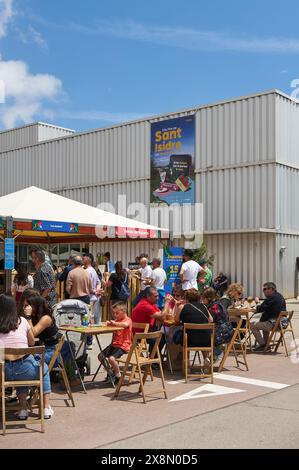 Viladecans, Barcelona, Spanien-26. Mai 2024: Die Messe Sant Isidro wird lebendig, wenn Menschen Essen, Musik und lokale Kultur genießen. Flaggen winken stolz ein Stockfoto