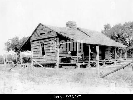 Sequoyahs Hütte, 1829 von dem Cherokee-Polymath Sequoyah erbaut, der die Cherokee-Silbe für das Schreiben der Cherokee-Sprache in Sallisaw, Oklahoma, schuf. (Foto: C1941) Stockfoto