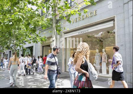 Madrid, Spanien. Mai 2024. Fußgänger gehen vorbei an dem italienischen Luxusmodeunternehmen Versace in Spanien. (Credit Image: © Xavi Lopez/SOPA Images via ZUMA Press Wire) NUR REDAKTIONELLE VERWENDUNG! Nicht für kommerzielle ZWECKE! Stockfoto