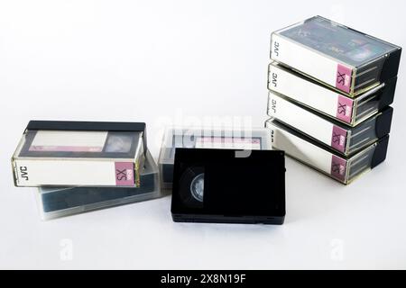 Ein Stapel von Videokassetten im VHS-C-Format, die kompakte Form der VHS-Videokassette, die hauptsächlich in Video-Camcordern verwendet wird. Stockfoto