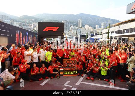 Monaco, Fürstentum Monaco. Mai 2024. Scuderia Ferrari feiert den Sieg von Charles Leclerc (MON) - Scuderia Ferrari - Ferrari SF-24 - Ferrari beim Formel 1 Grand Prix de Monaco 2024 in Monte Carlo (MC), Mai 23-26 2024 Credit: Independent Photo Agency/Alamy Live News Stockfoto