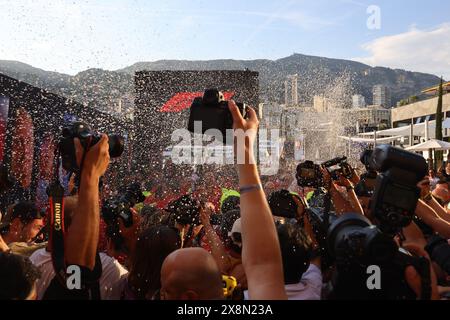 Monaco, Fürstentum Monaco. Mai 2024. Scuderia Ferrari feiert den Sieg von Charles Leclerc (MON) - Scuderia Ferrari - Ferrari SF-24 - Ferrari beim Formel 1 Grand Prix de Monaco 2024 in Monte Carlo (MC), Mai 23-26 2024 Credit: Independent Photo Agency/Alamy Live News Stockfoto