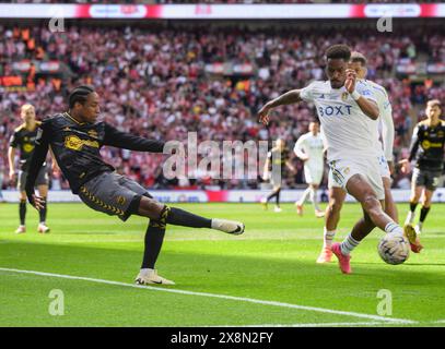 London, Großbritannien. Mai 2024. Kyle Walker-Peters (links) von Southampton trifft trotz der Aufmerksamkeit von Leeds United Junior Firpo (rechts) im Play-off-Finale zwischen Leeds United und Southampton im Wembley Stadium in London. (David Horton/SPP) Credit: SPP Sport Press Photo. /Alamy Live News Stockfoto