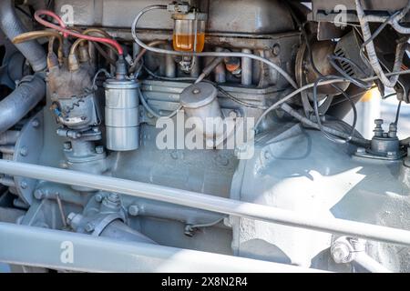 Teilbetrachtung des Motors eines alten restaurierten Traktors, Wartung landwirtschaftlicher Maschinen Stockfoto