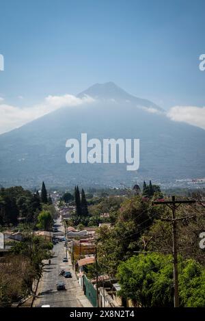 Blick auf Volcan Agua vom Cerro de La Cruz oder dem Kreuzberg, Antigua, Guatemala Stockfoto