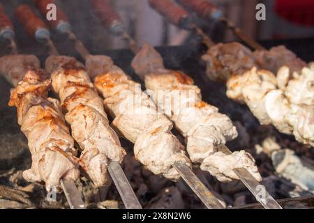Appetitlicher Kebab wird auf heißen Kohlen gebacken. Eine beliebte Art, Fleisch zu kochen. Stockfoto